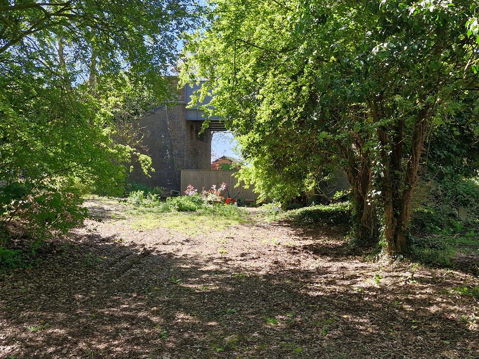 An outdoor area with trees and a path leading to a building at Snowdrop Lodge Dog friendly Nr Anderby Creek, Alford