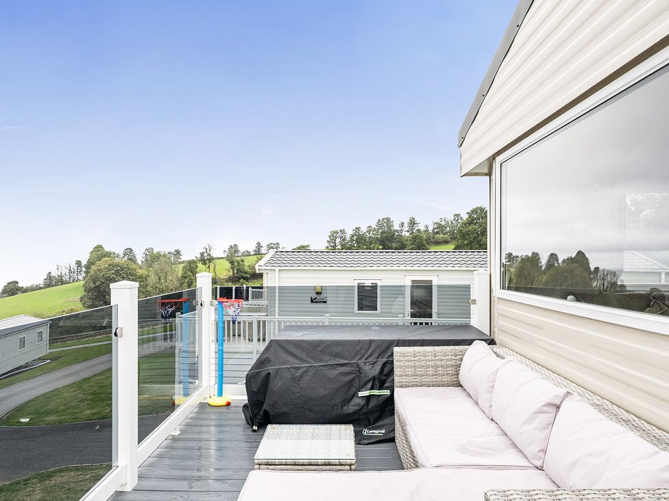 A balcony with outdoor furniture and a basketball hoop at Ty dee seaview escapes in Looe
