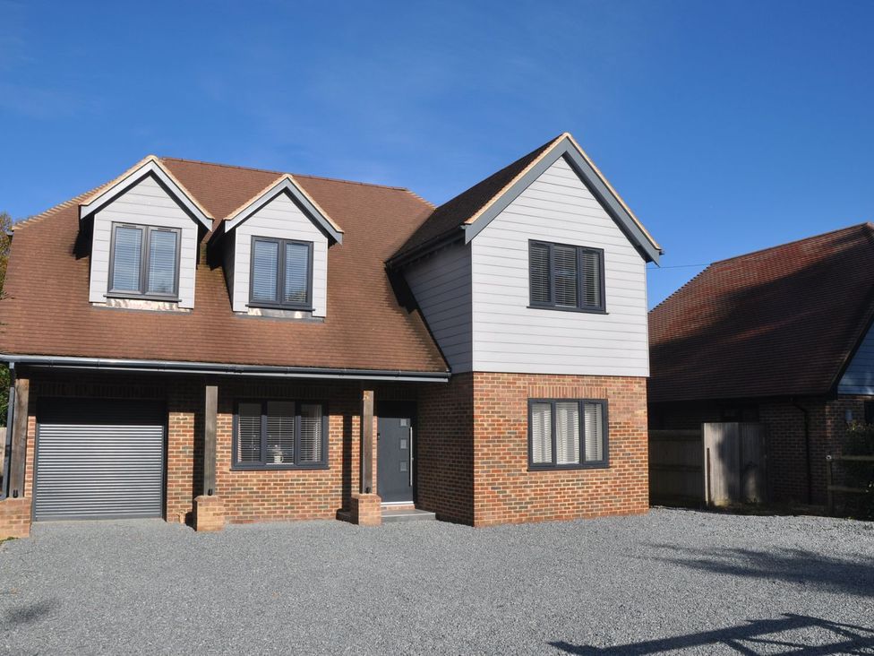 A house with a gravel driveway at Berisal in Ashford