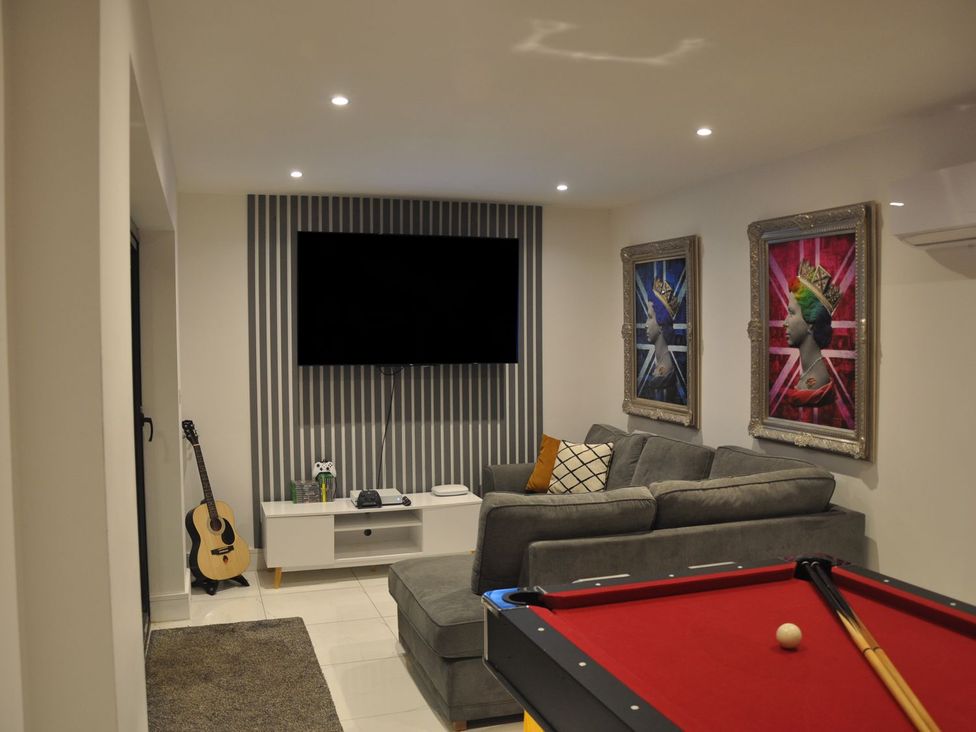 A snug with a pool table and sofa at Berisal in Ashford