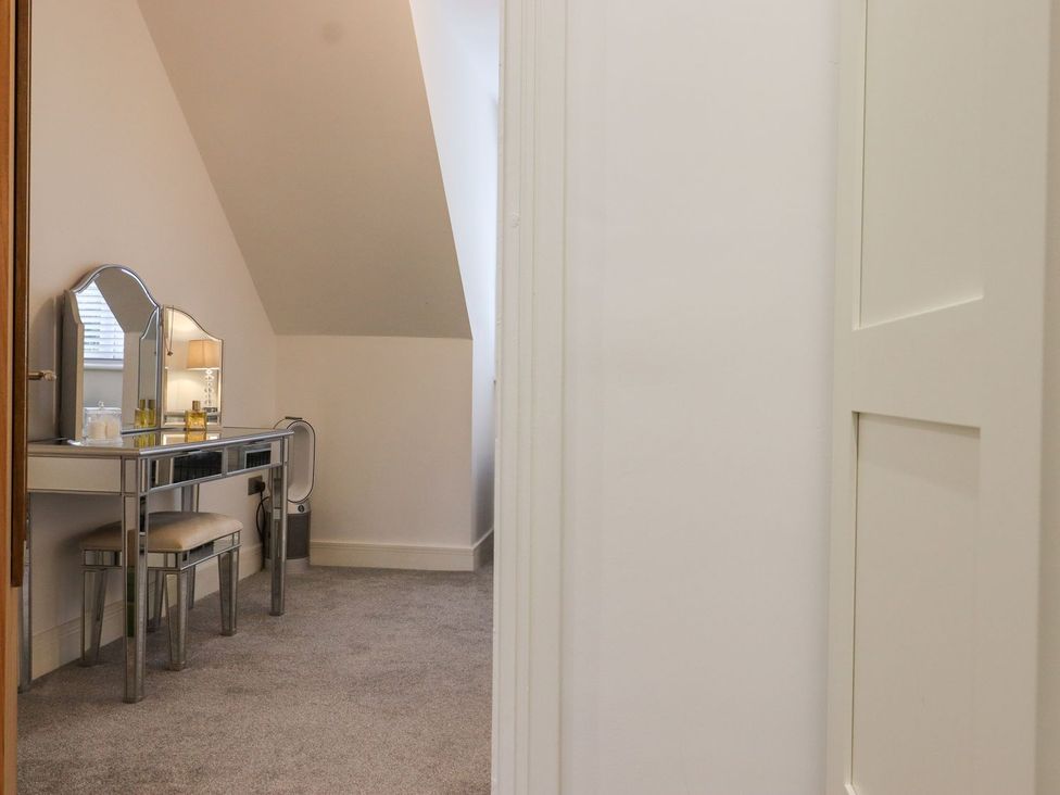 A dressing room with a vanity table and a mirror at Berisal in Ashford