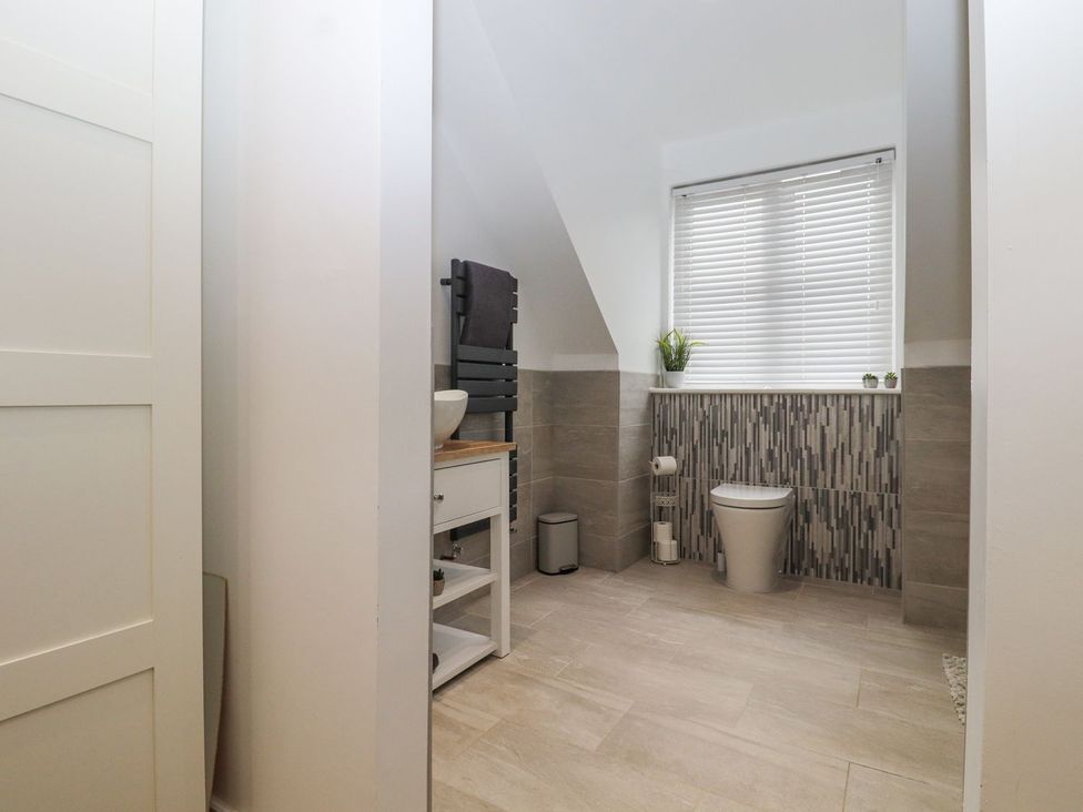 A bathroom featuring a toilet and sink at Berisal in Ashford
