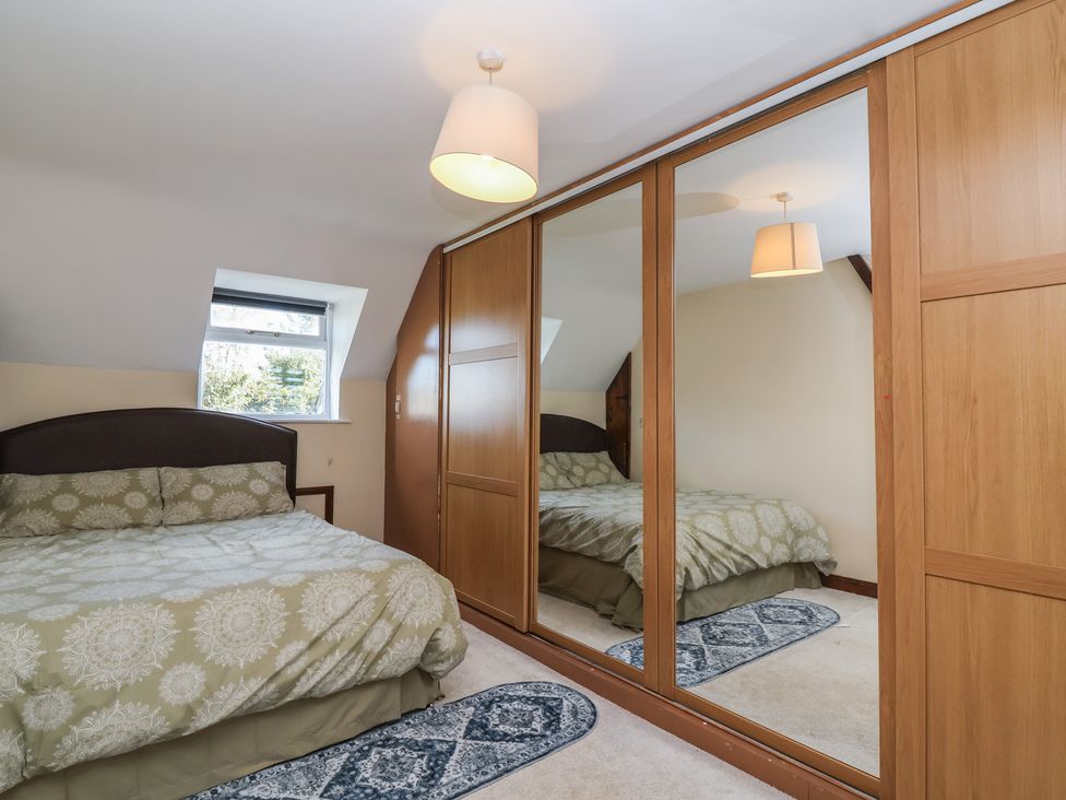 A bedroom with a bed and wardrobe at 19 Hailey Road
