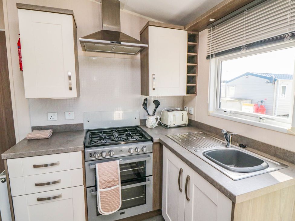 A kitchen with stove and sink at Gosling 14 in Scarborough
