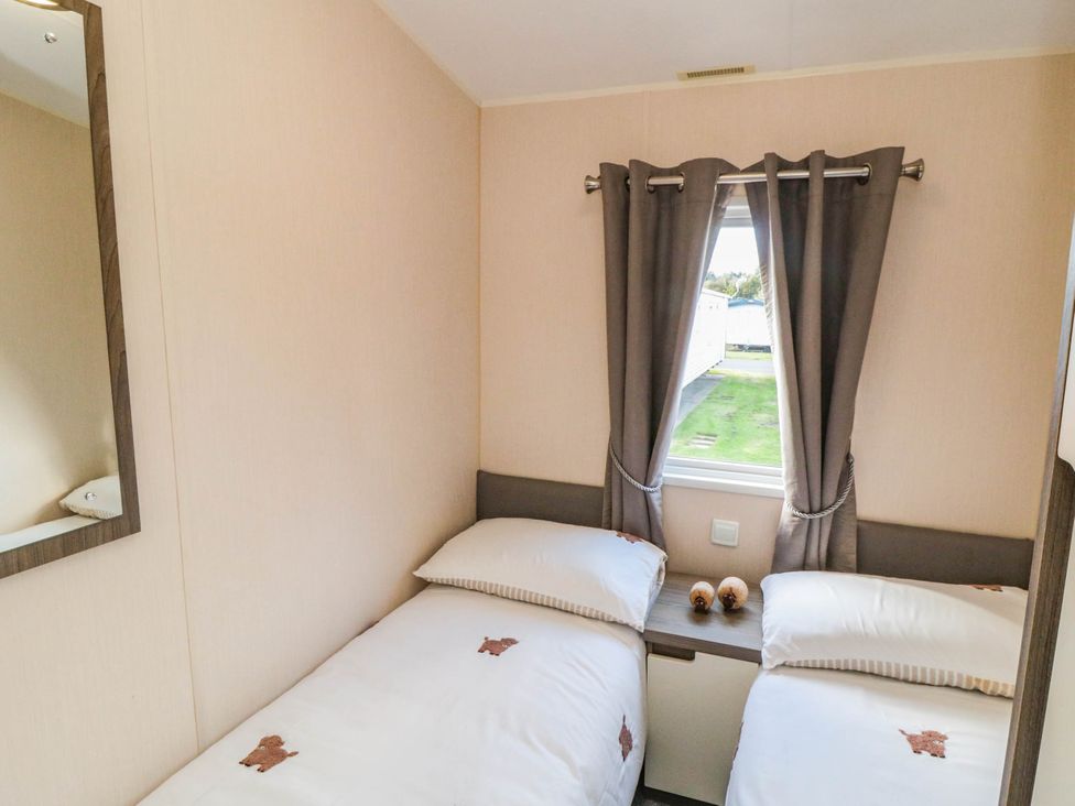 A bedroom with twin beds and a window at Gosling 14 Scarborough