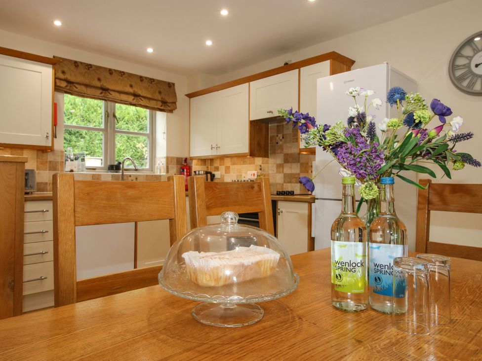 A kitchen with a table and chairs at The Turnip House in Westhope