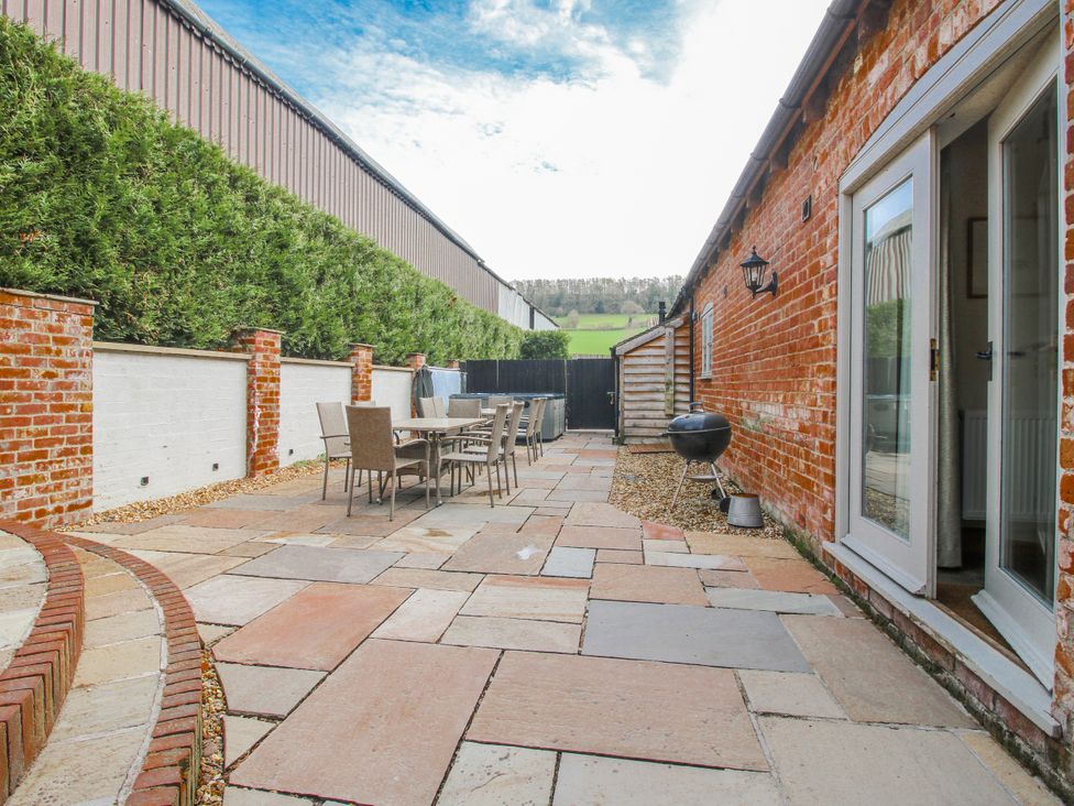 A garden with a table and chairs at The Milking Parlour in Westhope