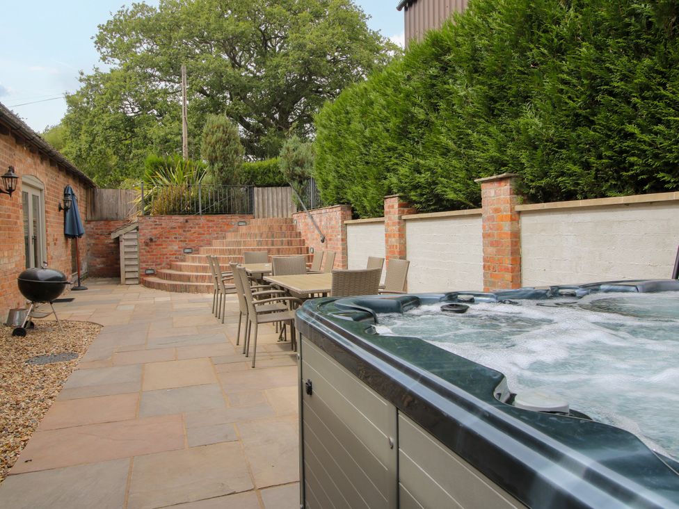 An outdoor space featuring a hot tub and dining area at The Milking Parlour in Westhope