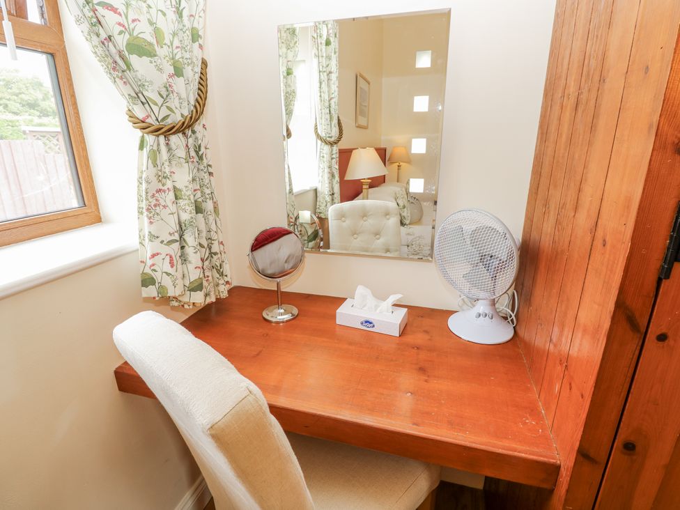 An office with a desk and mirror at 2 The Stables in Ryde