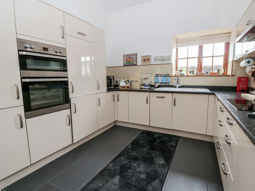 A kitchen with cabinets and ovens at Yr Hen Llaethdy in Blaen-Cil-Llech near Newcastle Emlyn