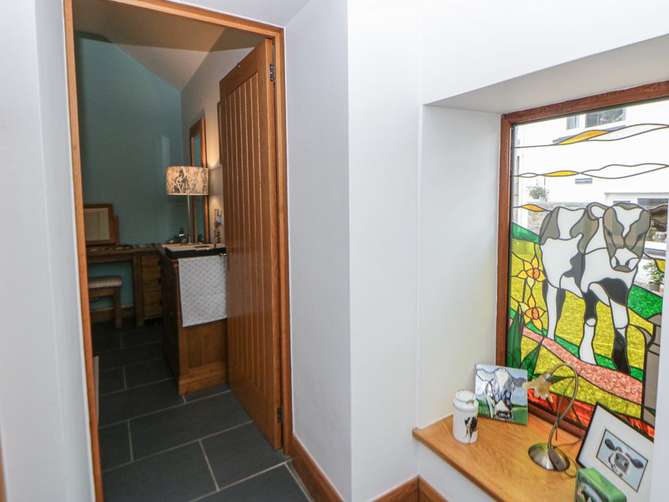 A hallway with a window and desk at Yr Hen Llaethdy in Blaen-Cil-Llech near Newcastle Emlyn