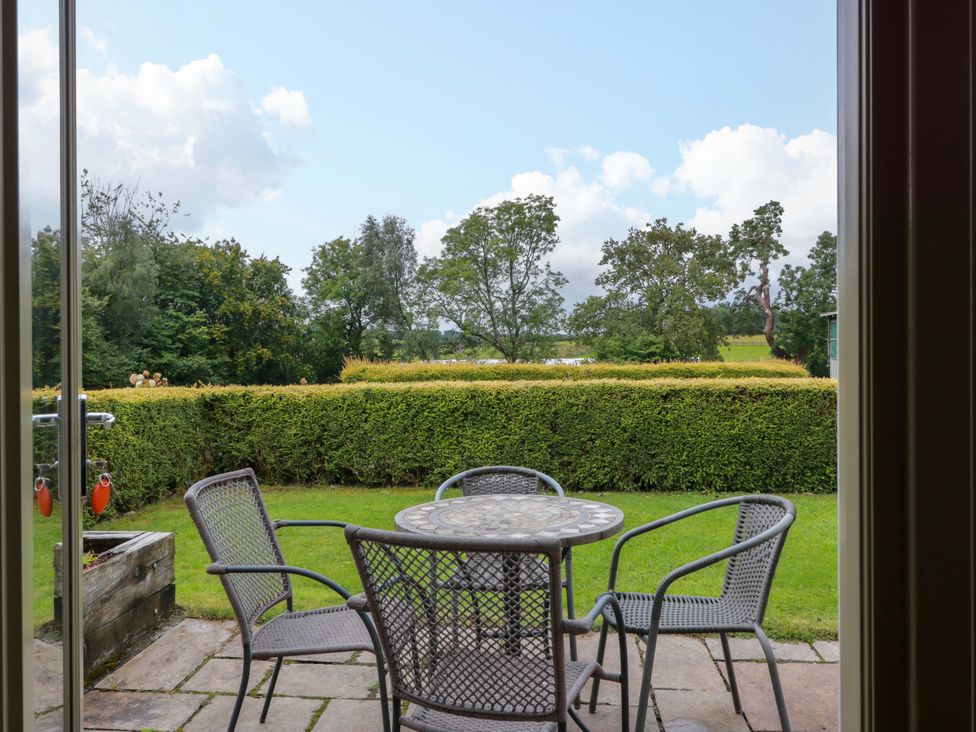 A garden with a table and chairs at Muirmailing Cottage in Plean near Stirling