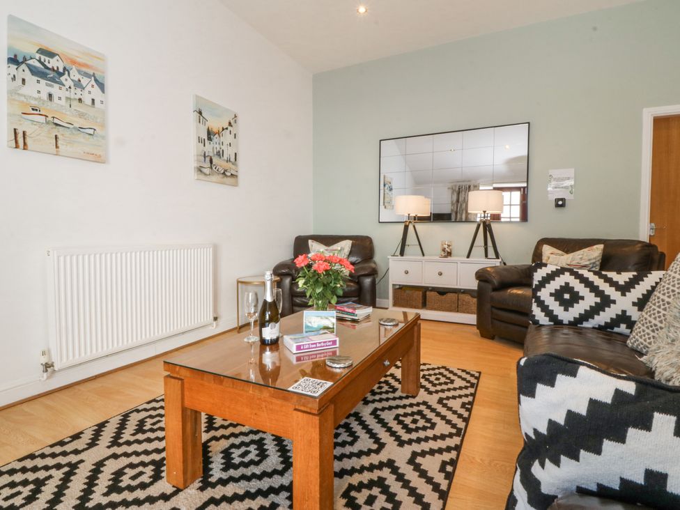 A living room with sofas and a coffee table at Maritime Mews, 6 The Oakleys in Porthmadog