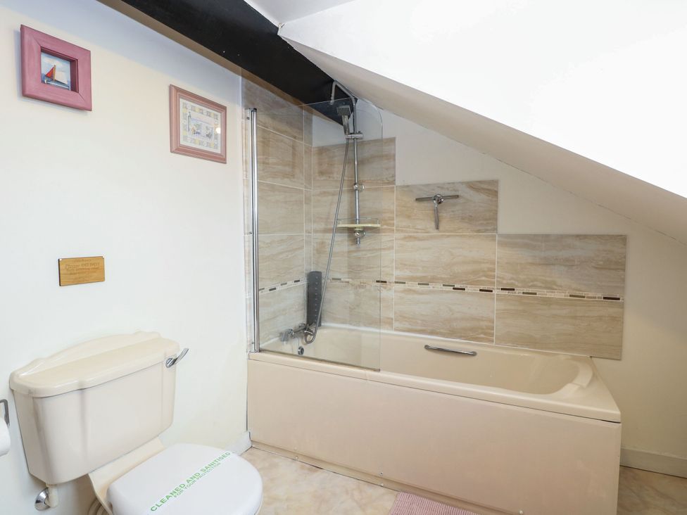 A bathroom with a bathtub and shower at Sleepeezy in Little Snoring