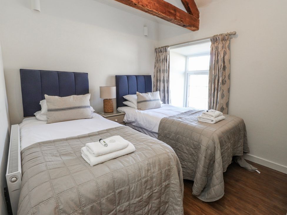 A bedroom with two single beds at Hen Blas Aberdaron