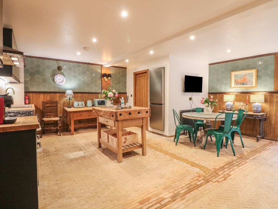 A kitchen with a dining table and chairs at Shrewsbury Lodge in Great Haywood