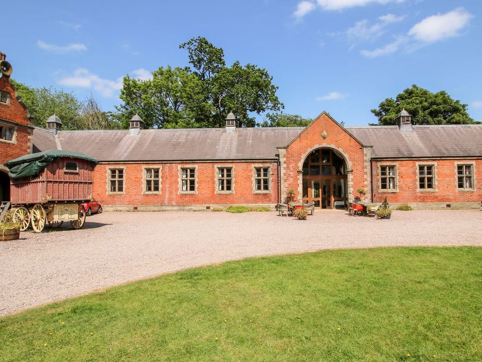 A building with windows and a wagon at Shrewsbury Lodge in Great Haywood