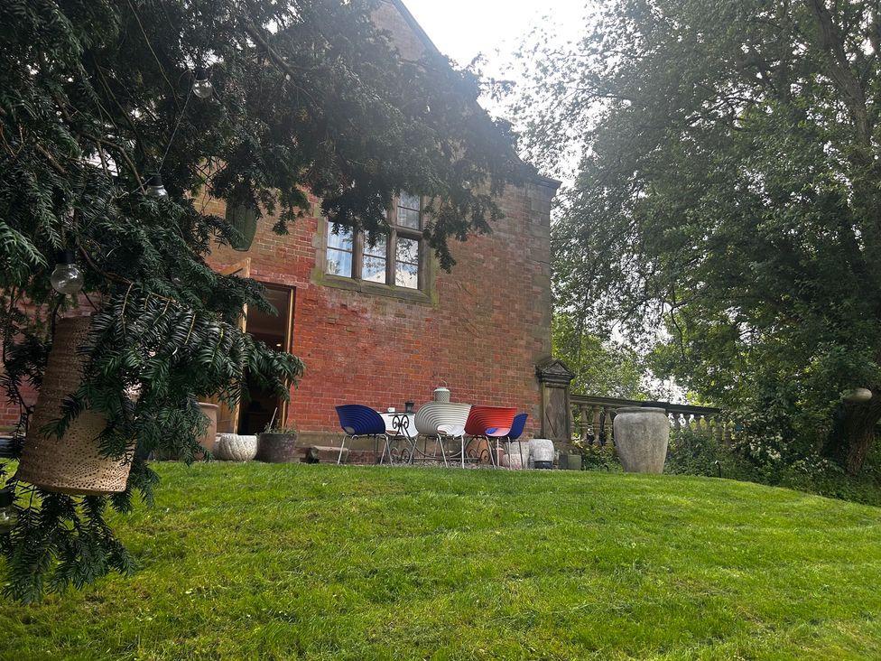 An outdoor area with chairs and a table at Shrewsbury Lodge in Ingestre near Great Haywood