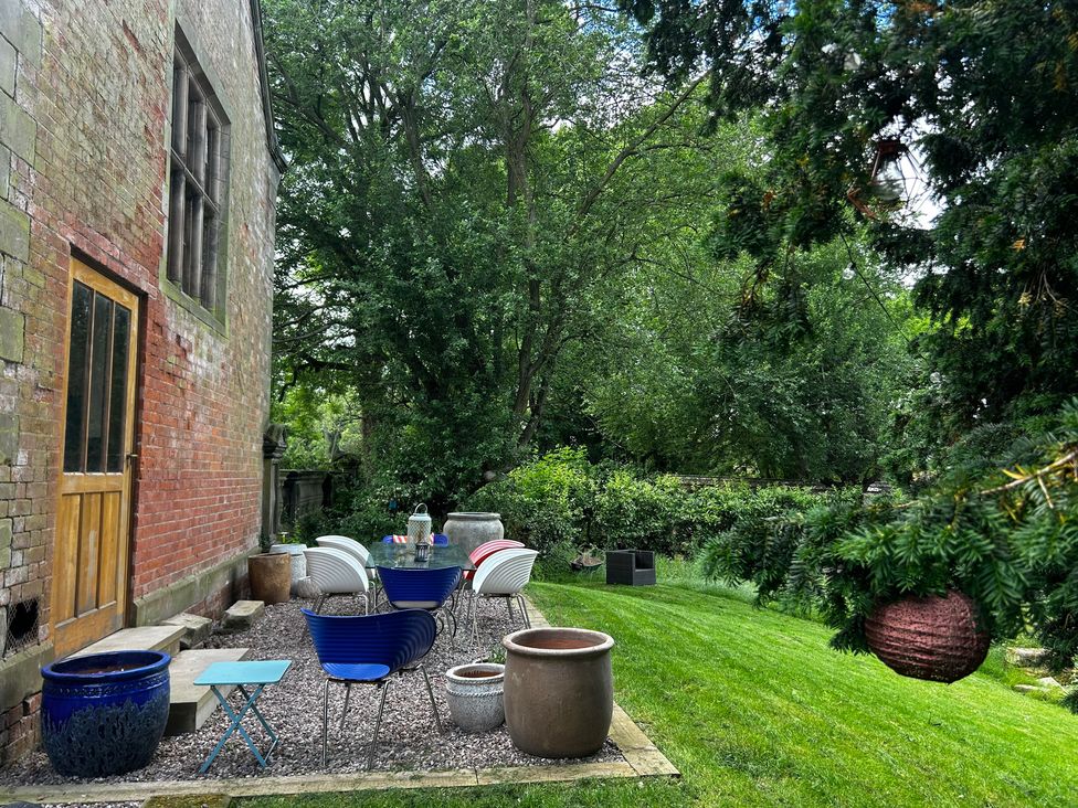 A garden with a table and chairs at Shrewsbury Lodge Ingestre near Great Haywood