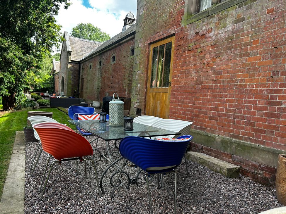 An outdoor space with a table and chairs at Shrewsbury Lodge Ingestre near Great Haywood