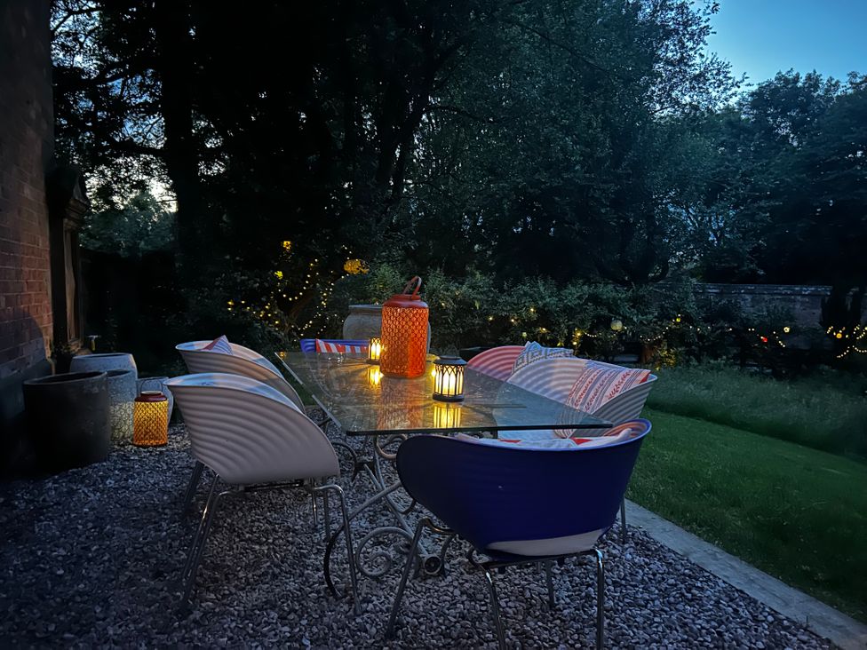 A garden with a dining table and chairs at Shrewsbury Lodge Ingestre near Great Haywood