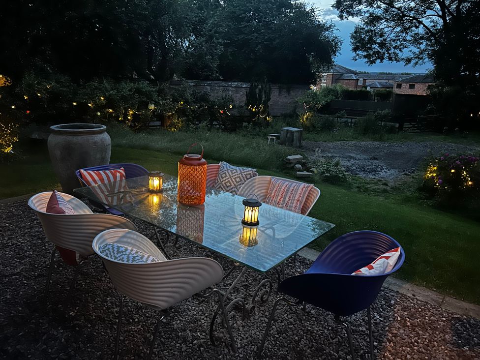 A garden with a table and chairs at Shrewsbury Lodge Ingestre near Great Haywood