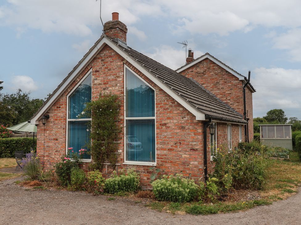 A house with brick exterior and windows at Lillieput Lodge in Melbourne