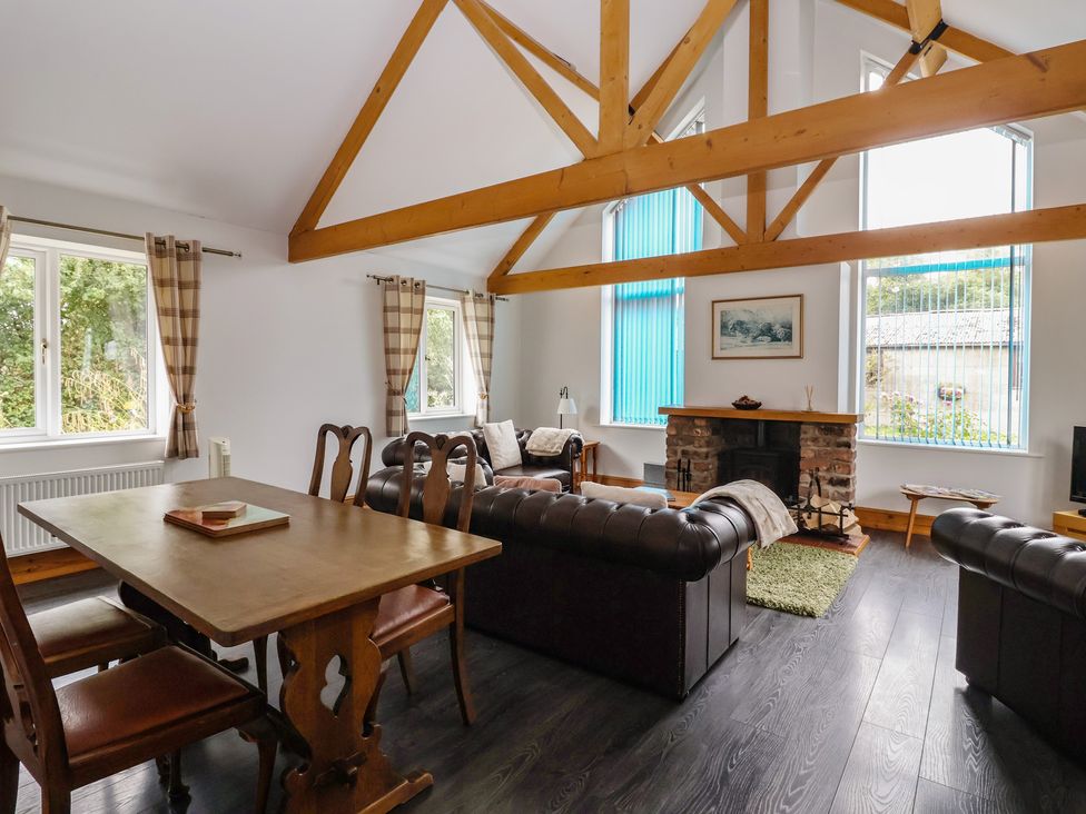 A living room with a dining table and sofas at Lillieput Lodge in Melbourne