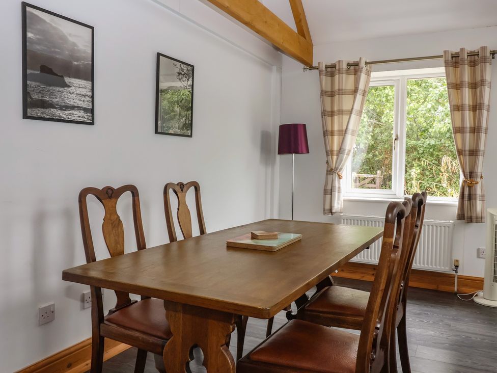 A dining room with a table and chairs at Lillieput Lodge in Melbourne