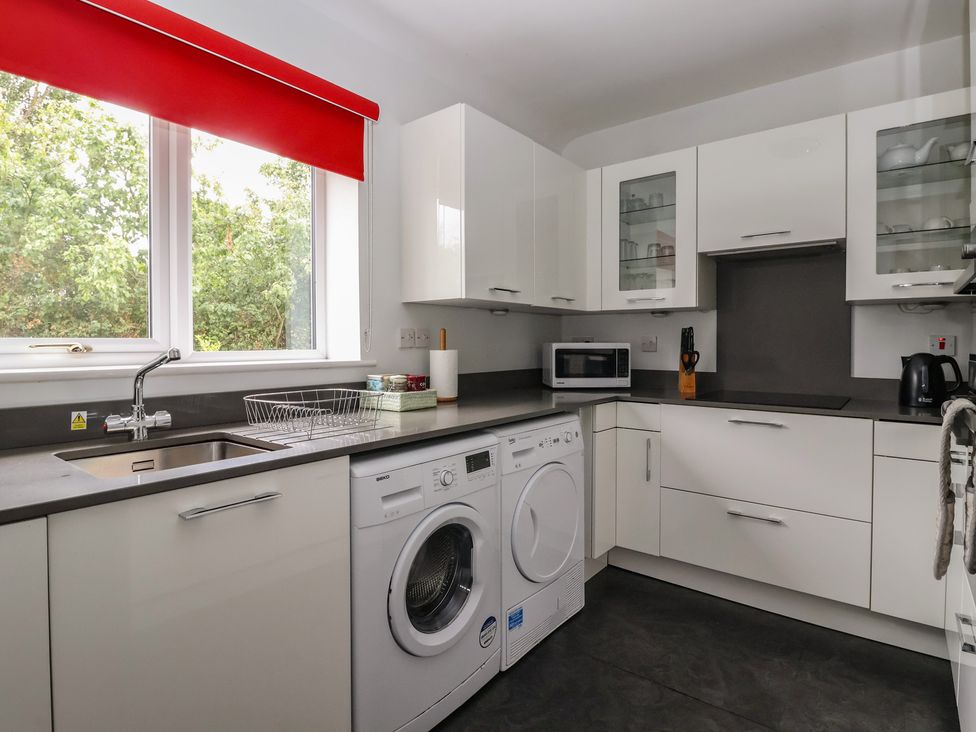 A kitchen with a washing machine and dryer at Lillieput Lodge in Melbourne