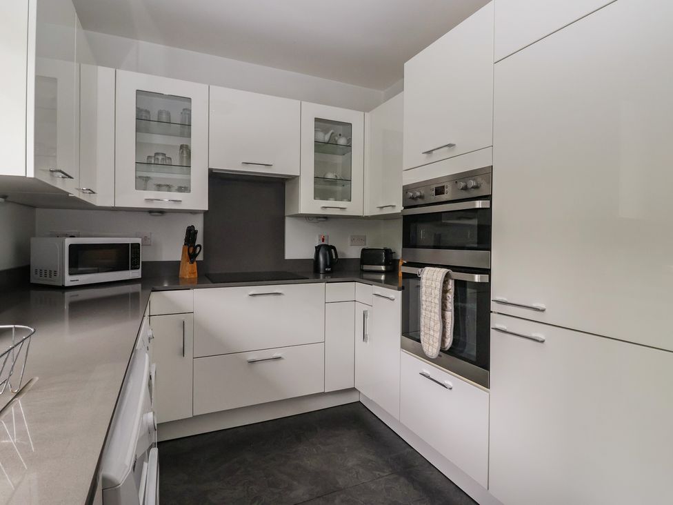 A kitchen with a microwave and oven at Lillieput Lodge in Melbourne