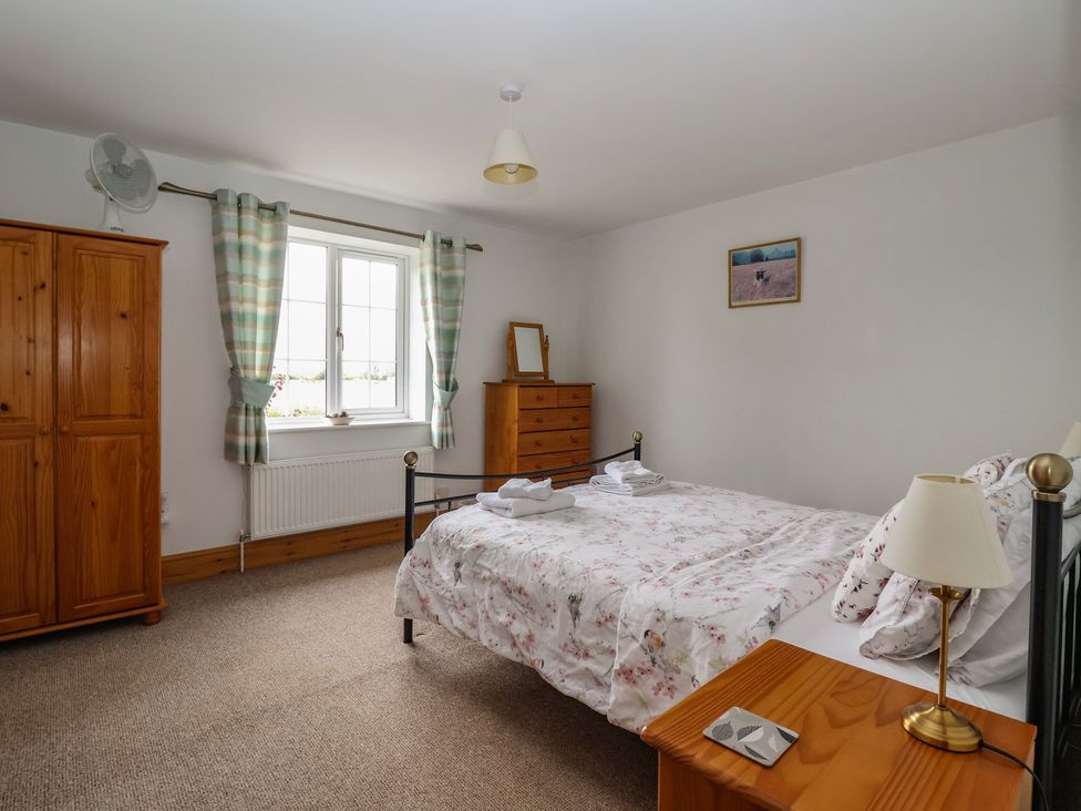 A bedroom with a bed and furniture at Lillieput Lodge in Melbourne