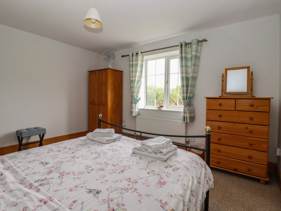 A bedroom with a bed and wooden furniture at Lillieput Lodge in Melbourne