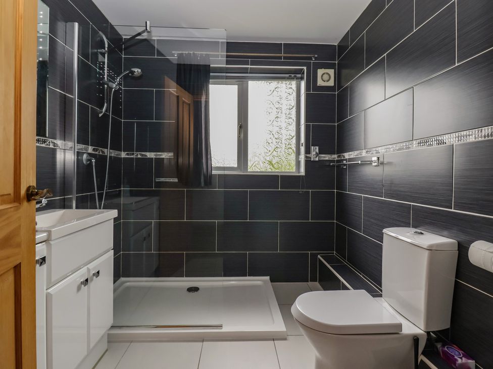 A bathroom with a shower, sink, and toilet at Lillieput Lodge in Melbourne