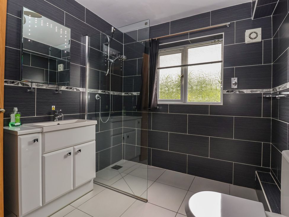 A bathroom with a shower, sink, and toilet at Lillieput Lodge in Melbourne