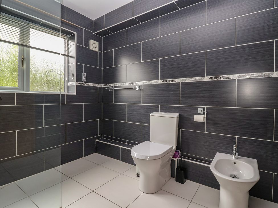 A bathroom with a toilet and bidet at Lillieput Lodge in Melbourne