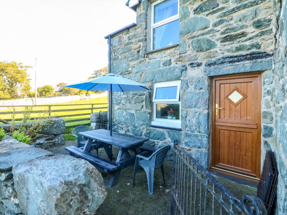An outdoor seating area with a table and chairs at Tyddyn in Dyffryn Ardudwy