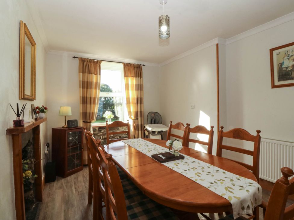 A dining room with a table and chairs at Tyddyn in Dyffryn Ardudwy
