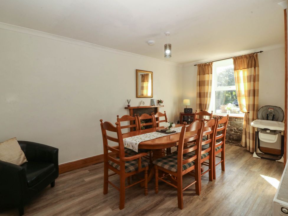 A dining room with a table and chairs at Tyddyn in Dyffryn Ardudwy