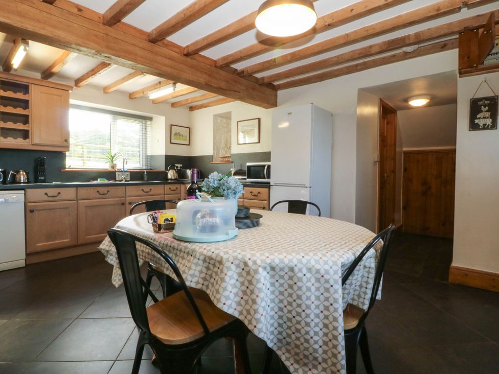 A kitchen with a table and chairs at Tyddyn in Dyffryn Ardudwy