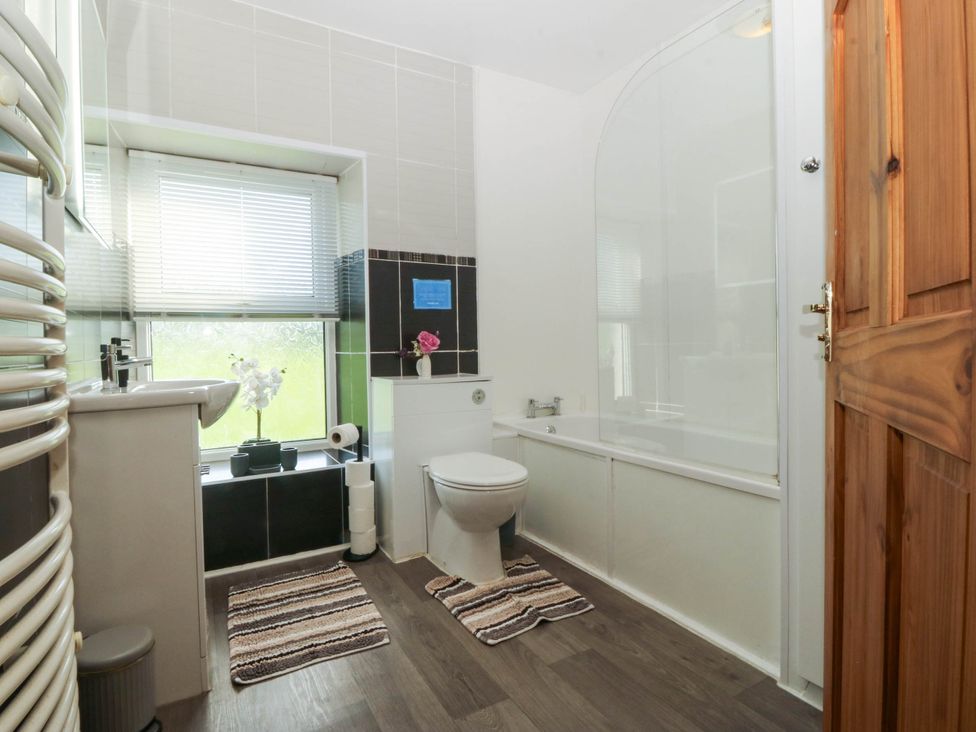 A bathroom with a sink, toilet, and bathtub at Tyddyn in Dyffryn Ardudwy