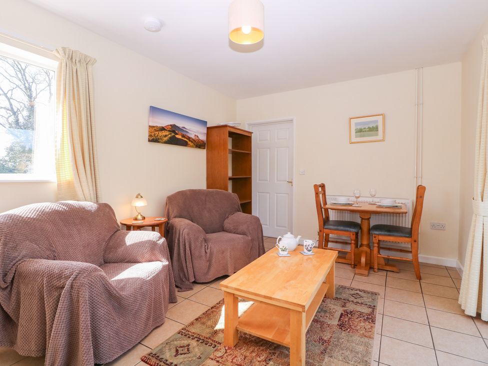 A living room with a sofa and dining table at The Turbles - Wagtail in Castlemorton near Welland