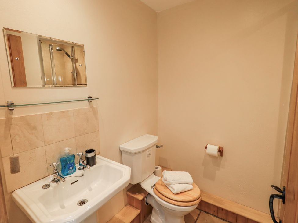 A bathroom with a sink and toilet at Usherwoods Dairy in Tatham