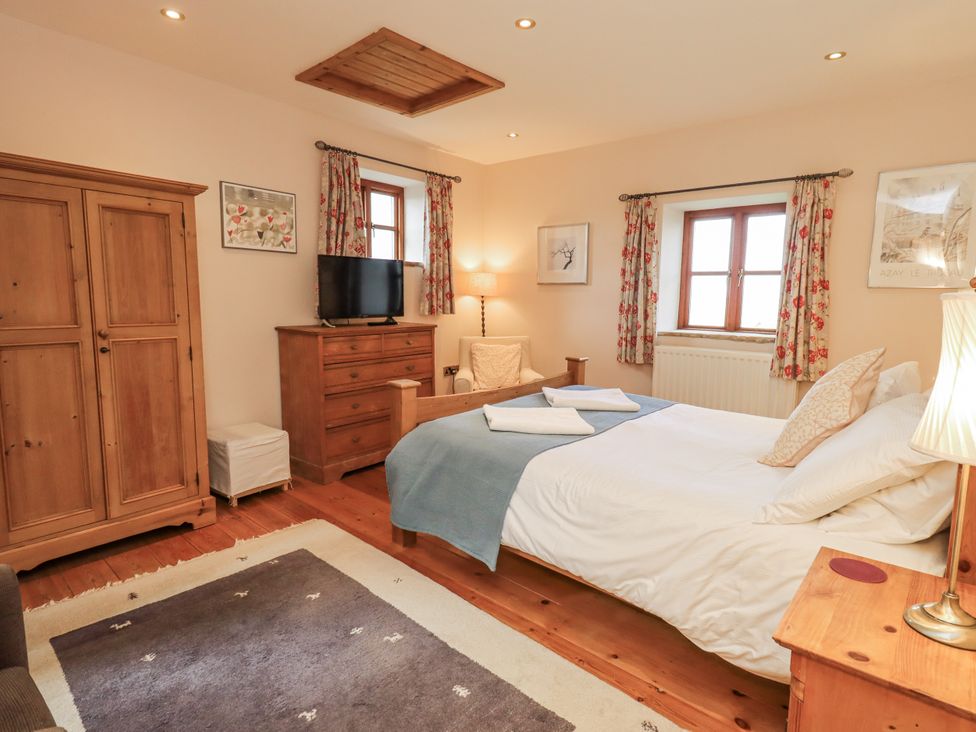 A bedroom with a bed and furniture at Usherwoods Dairy in Tatham