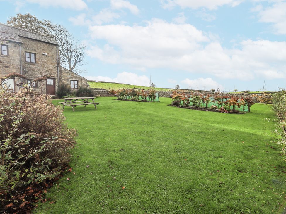 A garden with a picnic table and shrubs at Usherwoods Dairy Tatham