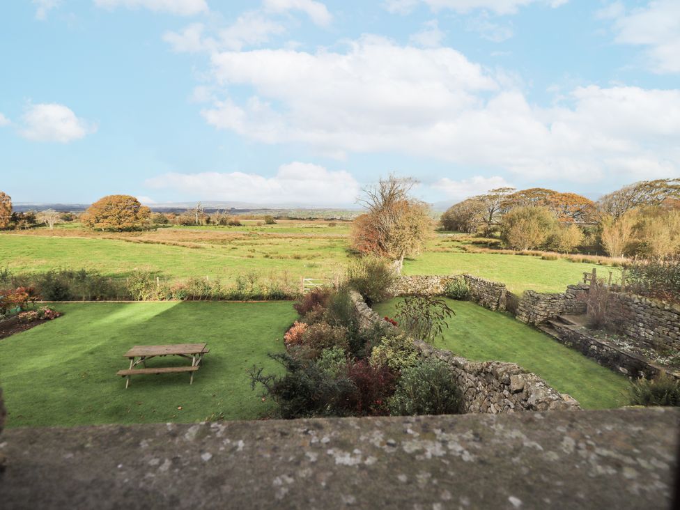 A garden with a table and grass at Usherwoods Dairy in Tatham