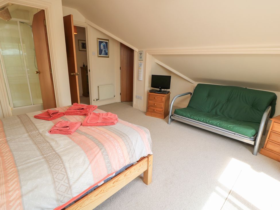 A bedroom with a bed and a sofa bed at Uplands Over Compton near Sherborne