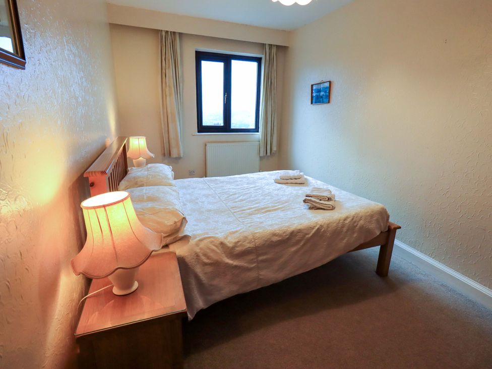 A bedroom with a bed and lamps at Ghyll Bank House Staveley near Windermere