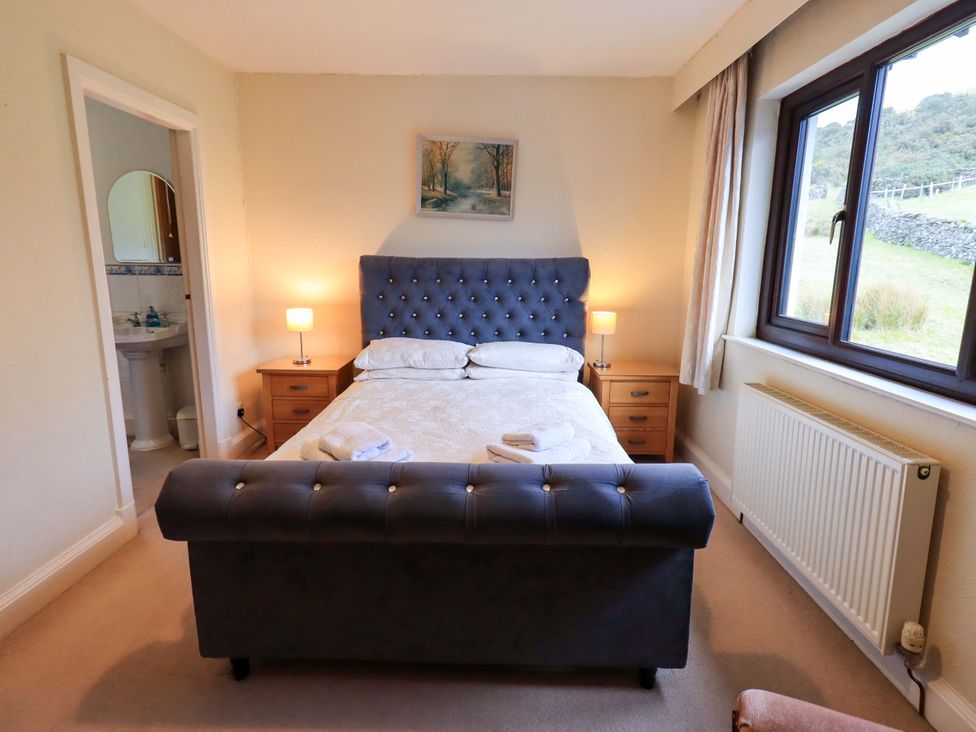 A bedroom with a bed and bedside tables at Ghyll Bank House Staveley near Windermere