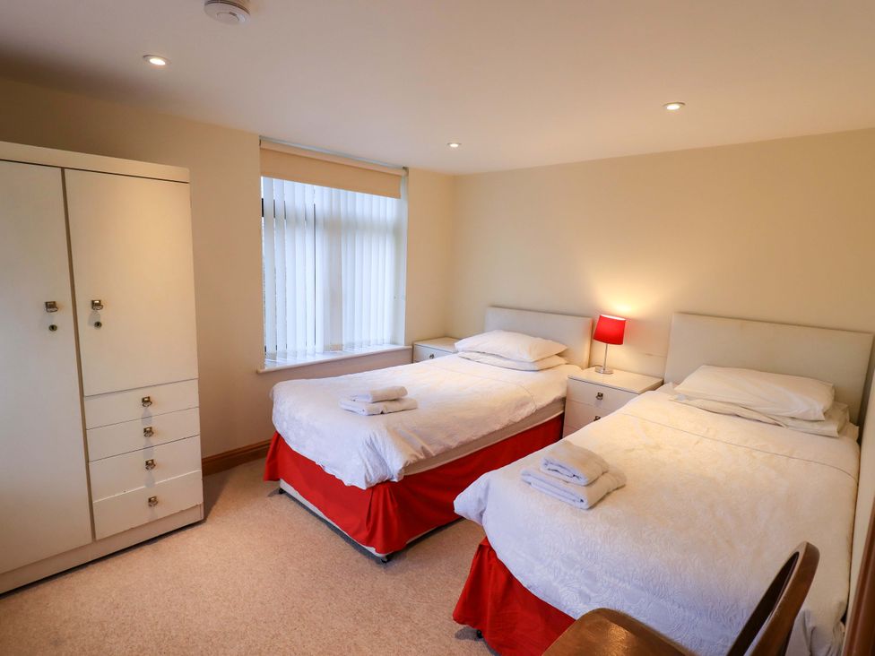 A bedroom with two single beds at Ghyll Bank House Staveley near Windermere